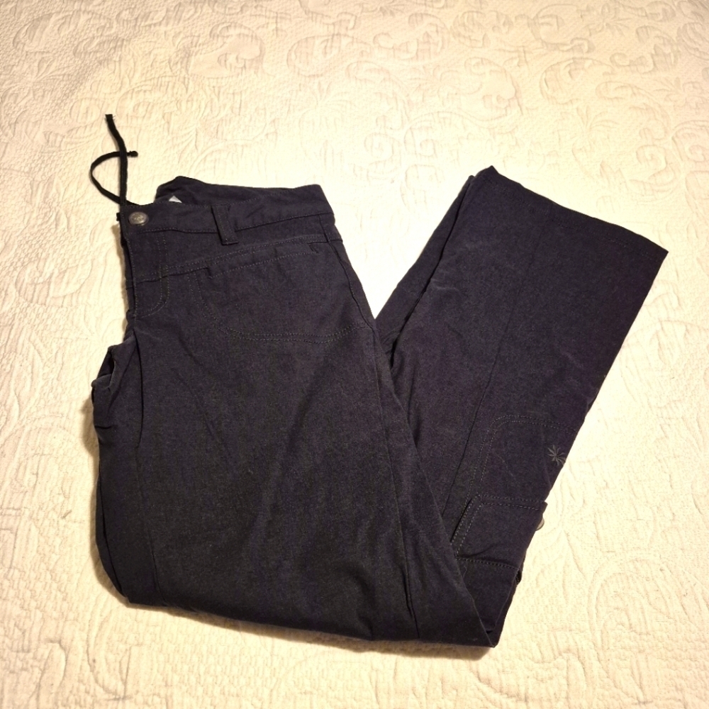 Athleta women's size 2 black leg 1 cargo pocket, 1 zipper pocket pant, EUC